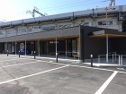 都市部に建つCLTパネル工法による待合所...