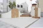 犬走り 防犯砂利敷き 境界フェンスの外... 南欧風門柱 タイル貼:ナゴヤモザイク イ...