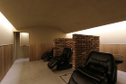 自然素材をふんだんに使用した贅沢なヘアサロン。レンガと土壁 無垢材の腰壁 曲面天井など 自然素材をふんだんに使用した贅沢なヘアサロン。レンガと土壁 無垢材の腰壁 曲面天井など