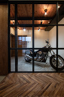 遊び心いっぱいの大人カジュアルなお家｜京... バイクを眺める家｜ビルトインガレージ｜イ...