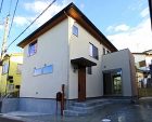 寄棟屋根の家｜千葉県の注文住宅の工務店 ... https://kigokoro.com/wp/wp-content/uploads/2022/12/02-300x244.jpg