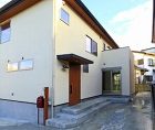 寄棟屋根の家｜千葉県の注文住宅の工務店 ... https://kigokoro.com/wp/wp-content/uploads/2022/12/68-300x254.jpg
