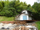 施工実績 | 西川総合建設 増築された木造建物の曳家工事