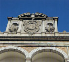 FRP 建築装飾例 （壁面装飾レリーフ 紋章エンブレム） （アップ画像があります。）