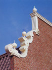 FRP 建築の装飾例　（屋根壁面の装飾 洋破風）
