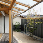 コート、ガラス屋根のテラス