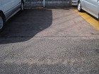 劣化した駐車場のアスファルト床