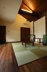 平屋　古民家風（増築）｜戸?建設株式会社... https://www.tozaki.co.jp/wp-content/uploads/2020/01/0L6D0623.jpg
