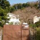 門扉は、ナチュラルな雰囲気に合うように特注にて造作いたしました。 バックの大きなモミジがこれから彩を添えます。