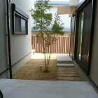 玄関前にはパープルハート枕木のステップを。 目地に芝を入れております。