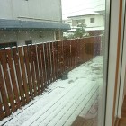 シンプルを追求し境界線側はすべてこの縦幕板に。