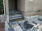 玄関前も改修工事を行っていきます。既存の階段を解体し大判の玄昌石を敷きこんでいきます。