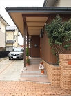平屋建ての和洋折衷の家。吹抜けが気持ち良... 玄関アプローチ