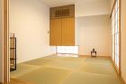 都会で中庭とインナーガレージやエレベータ... 来客用のコンパクトな和室。雪見障子からは...