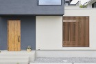 アクセントを添える格子と木質の玄関ドアの画像 アクセントを添える格子と木質の玄関ドアの画像