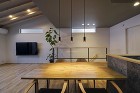 色合いと質感を統一したダイニング空間の画像