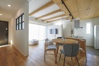 光が空間を繋ぐ間仕切り壁の室内窓の画像