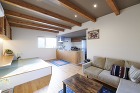質感が心地よい、赤松の無垢材を使用したリビングの画像 質感が心地よい、赤松の無垢材を使用したリビングの画像