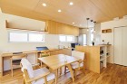 タモをふんだんに使用した温かみのあるダイニングキッチンの画像