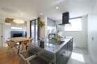 空間に調和する家具のようなアイランドキッチンの画像