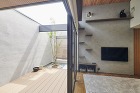 外の空気と日差しに触れる中庭の画像 外の空気と日差しに触れる中庭の画像