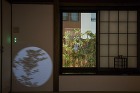 月明りで浮かぶ丸窓の画像 月明りで浮かぶ丸窓の画像