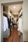 寝室に隣接した大容量のウォークインクローゼットの画像