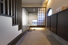 無垢フロアと造作棚を取り入れた和風な土間玄関の画像