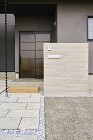 鎖樋が風情を感じさせてくれる玄関アプローチの画像
