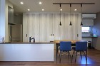 住空間と調和するシンプルなキッチンデザインの画像