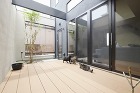 猫と暮らす中庭のある家の画像