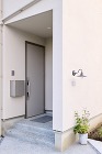 シルバーのアイテムがスタイリッシュさを演出する玄関ポーチの画像