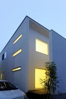 【施工事例】SLIT HOUSE | 注... 光が漏れだすシンプルながら存在感のある外...