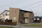 田園にたたずむ存在感のある家の画像