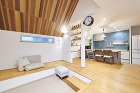 斜め屋根の小さな家の画像