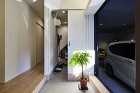 スッキリとした玄関を保てる、ウォークスルータイプのシューズインクローゼットを設置の画像