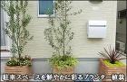 駐車場に設置された鮮やかなプランター植栽-川崎市A様邸