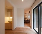 和室（母の部屋）手前の前室よりダイニングをみる