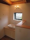 2階洗面コーナー（撮影：富田建築設計室）