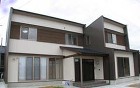 片流れの屋根が特徴的ですっきとしたデザインです。スパンドレール張りです