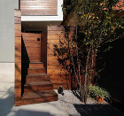 WORKS|時と共に深まるウッドテラスの... 木板貼りのアプローチ・玄関ポーチを兼ねた...
