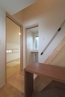 KOArchitects  大坪和朗建築設計事務所 小屋裏収納への可動木製梯子,和室への入り口