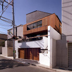 モダンデザインの住宅外観,木板張りの外壁,オープンテラスの家,道路側半地下に車庫,キャンチバルコニー