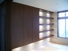 既存の家具とそっくりに作った飾り棚[1]