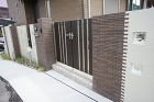 レンガの台座マリンランプがシックな門柱　... 立込みやタイル、ガラスブロックを使い、空...