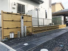 光るガラスブロックと表札 | 京阪グリー... 黒を基調に表情豊かな和風のアプローチ　東...