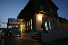 大小のガラスブロックと特徴的なアイアンサ... 陰影が情緒をかもす和モダン外構