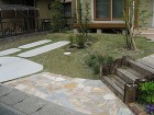カントリー風に合わせた駐車スペース
