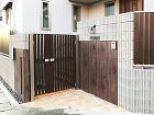 クローズ外構から可愛い門柱のオープン外構... 落ち着いた佇まいの建物にナチュラル感をマ...