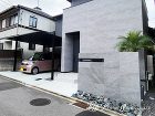石貼りの門柱がおしゃれなオープン外構 京... グレーとブラックで描く、端正なファサード...